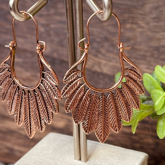 BOHO FEATHER EARRINGS hanging feathers ROSE GOLD Chic Stylish Gypsy metal - Picture 2 of 7